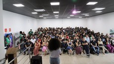 Ana Clara Silva, egressa do IFMG em Betim e estudante de Medicina da UFMG, durante a palestra "Mulheres de Impacto: discussão sobre a trajetória profissional feminina, superação de desafios e o caminho para a liderança"