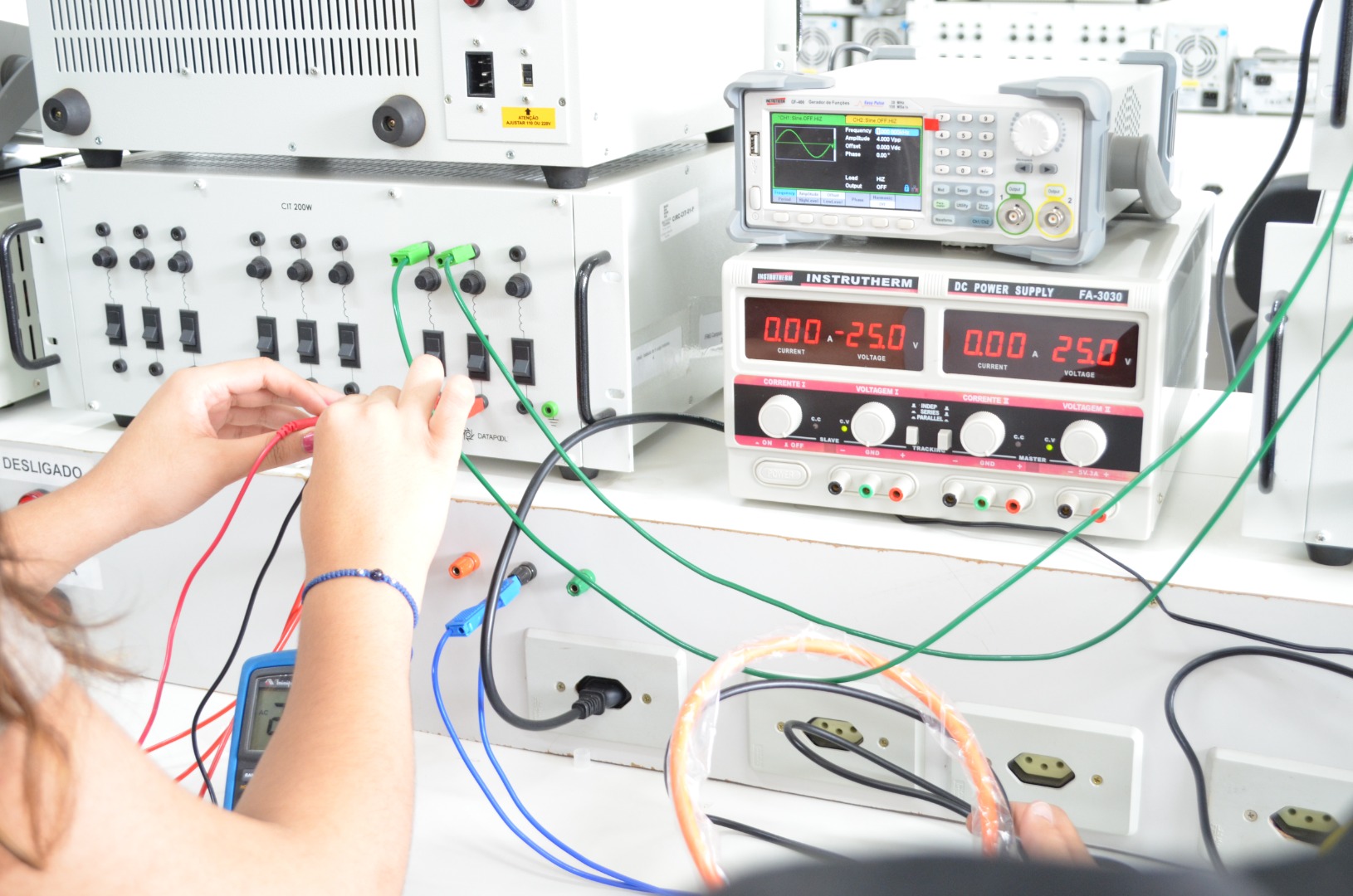 Laboratório de Circuitos Elétricos - Atividade Prática.JPG