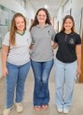 TFM 2024: as estudantes de Governador Valadares, Mariana Pimentel e Ana Heloísa Morais, ao lado da profa. Juliana