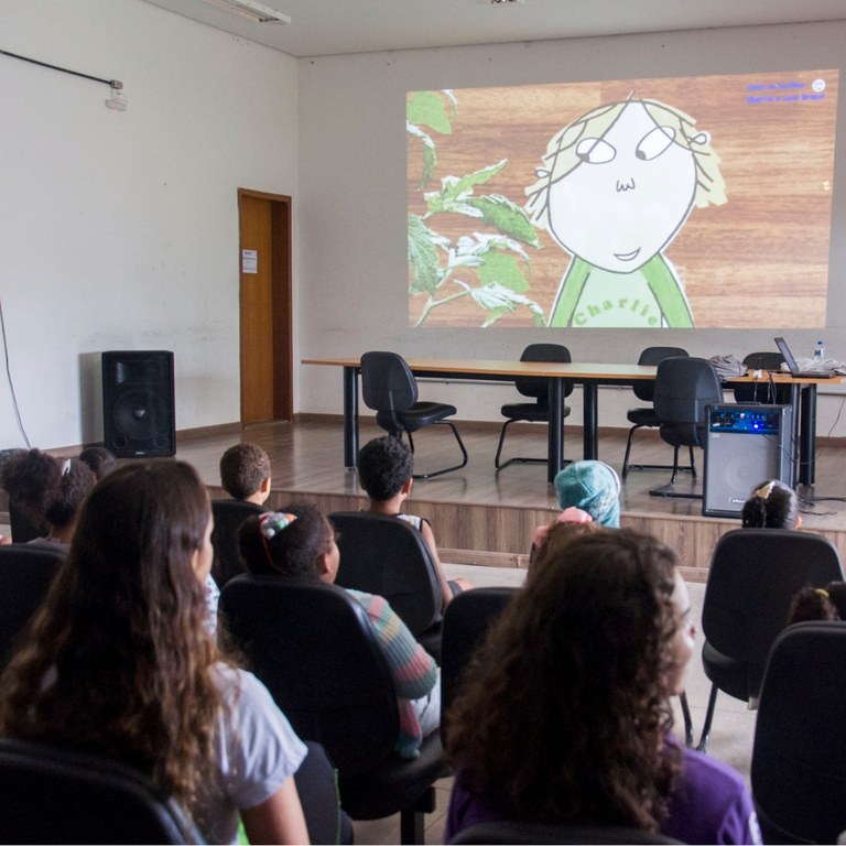 Visita de alunos da educação infantil à horta do Campus