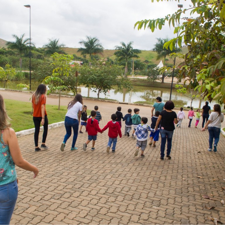 Visita de alunos da educação infantil à horta do Campus