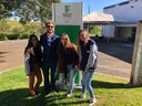 Prof. Gabriel Abílio de Lima Oliveira e alunas da equipe “Staden”