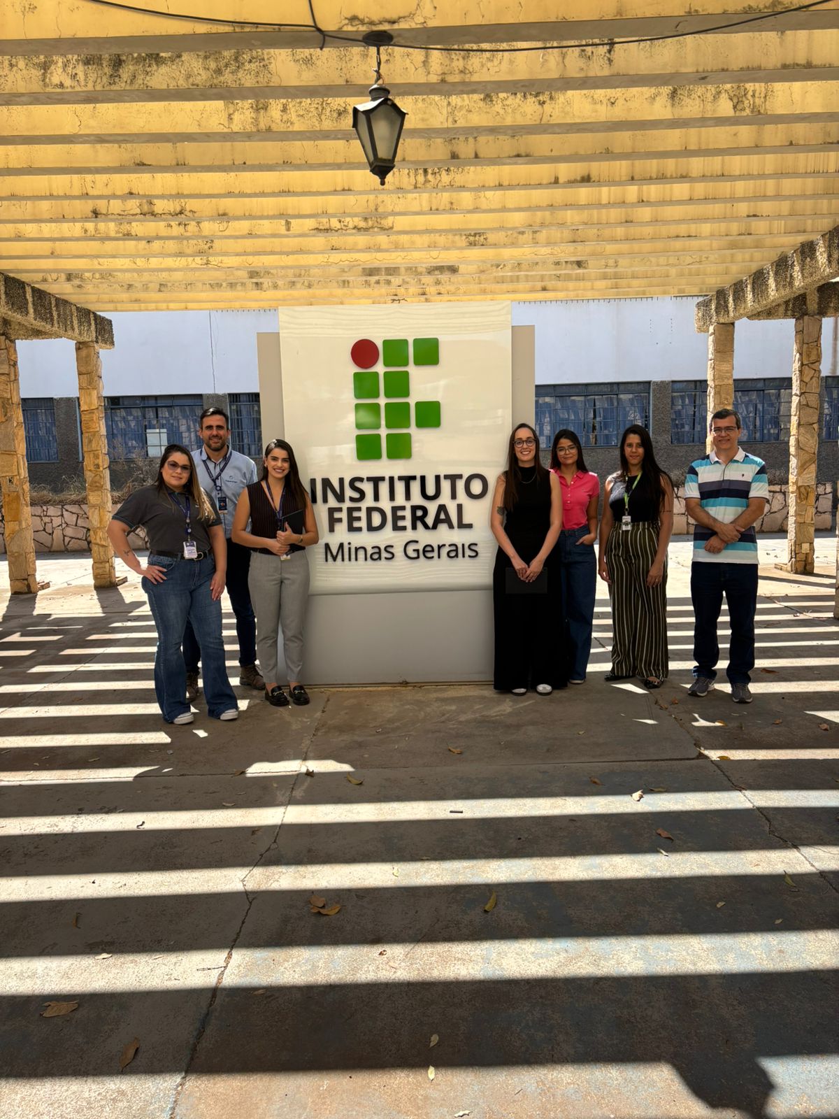 Equipes do IFMG e da empresa contratada para construção do bloco didático