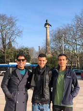 O tradutor de Libras, Paulo, com os estudantes Felipe e Luiz Henrique no Porto