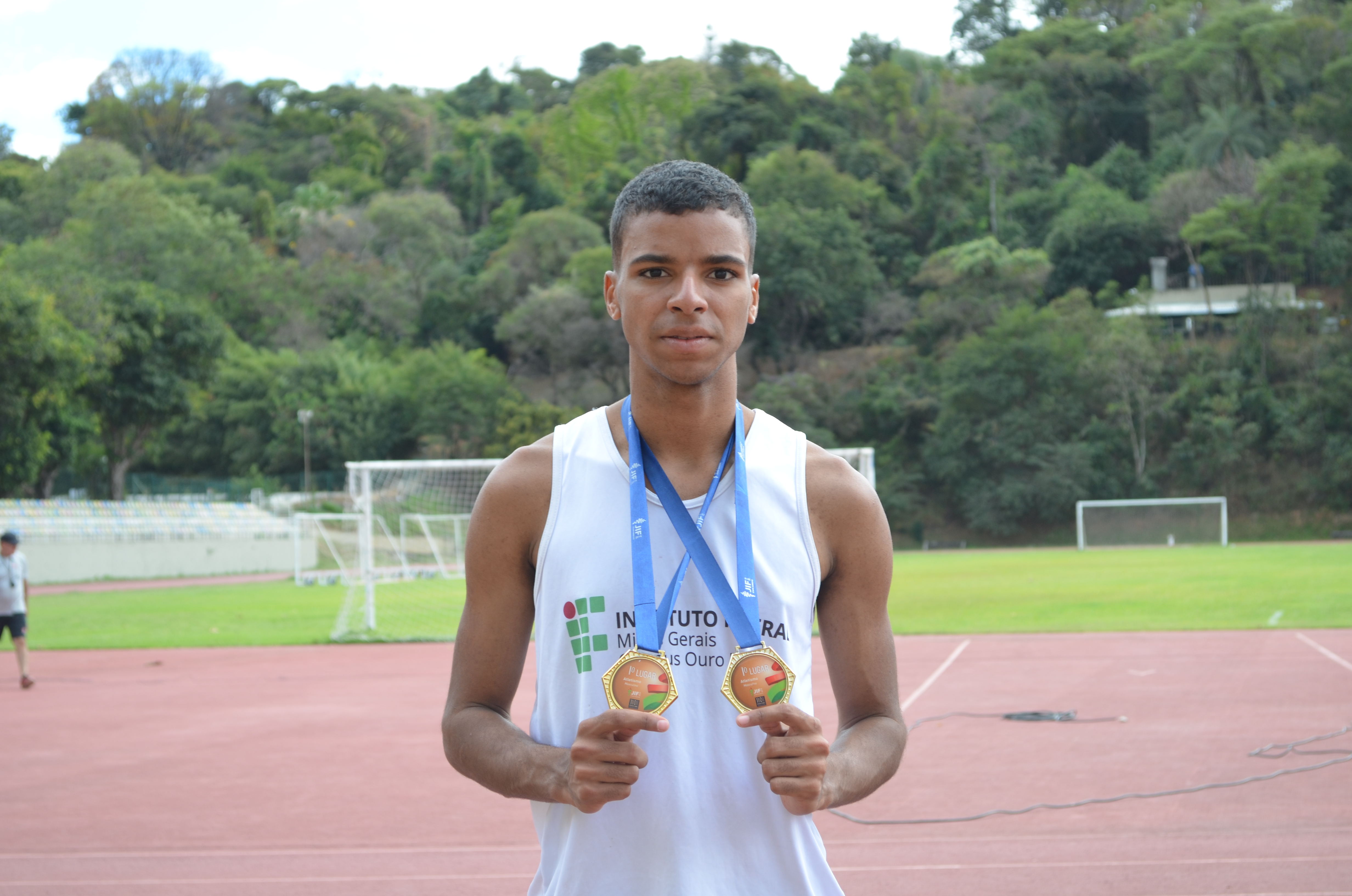 Vitor Gabriel Soares de Paula, aluno do curso Técnico em Mineração do Campus Ouro Preto - medalha de ouro nos 400m e 800m