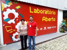 Professor Daniel e professora Estela em visita ao Laboratório Aberto.